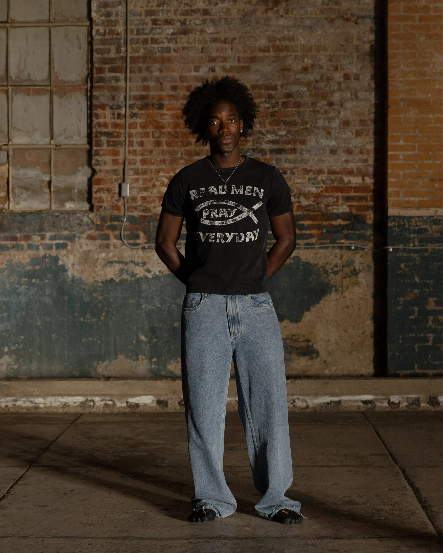 "PRAY EVERYDAY" 70'S RINGER TEE - Image 2